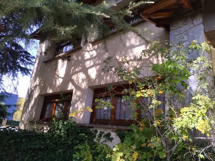 Vivienda unifamiliar con fachada pintada y carpintería exterior de madera
