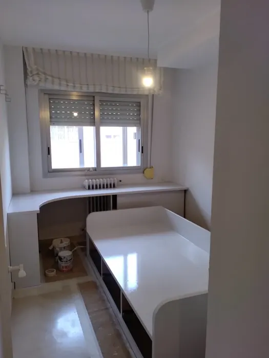 Dormitorio pequeño con paredes blancas y carpintería lacada