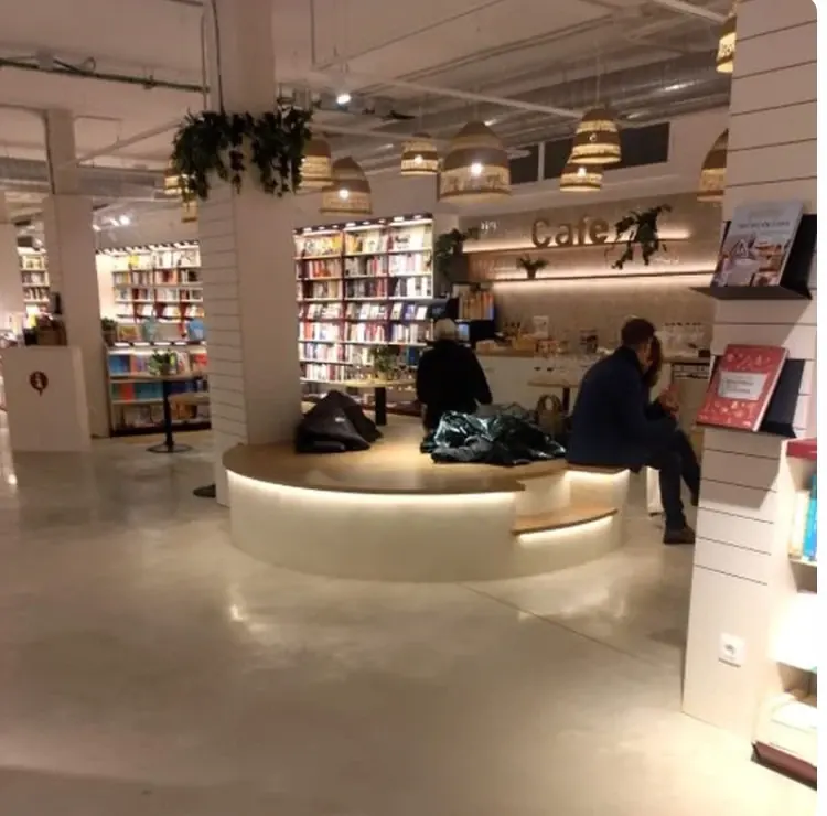 Librería y cafetería de Santos Ochoa, local pintado por Pinturas Kiko