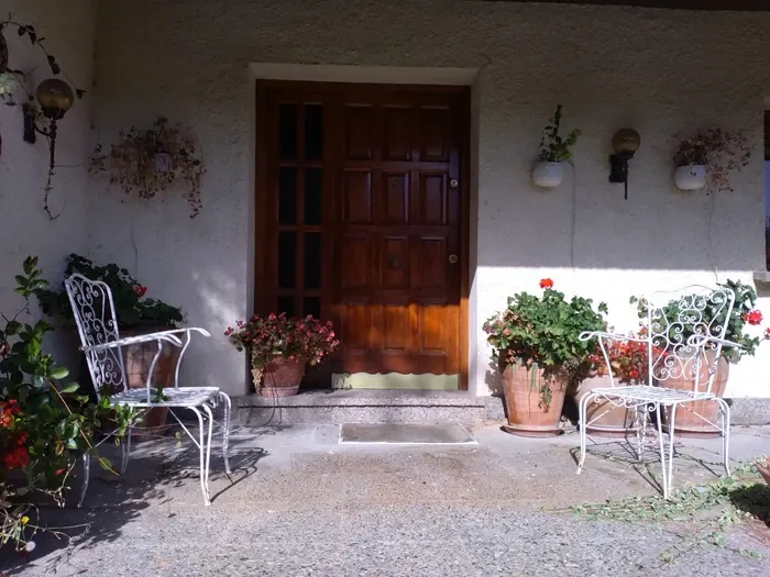 Puerta de madera de entrada a una casa con porche y paredes pintadas