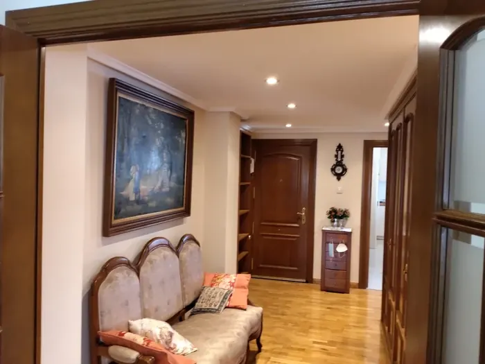 Recibidor de un piso con paredes pintadas y carpintería de madera