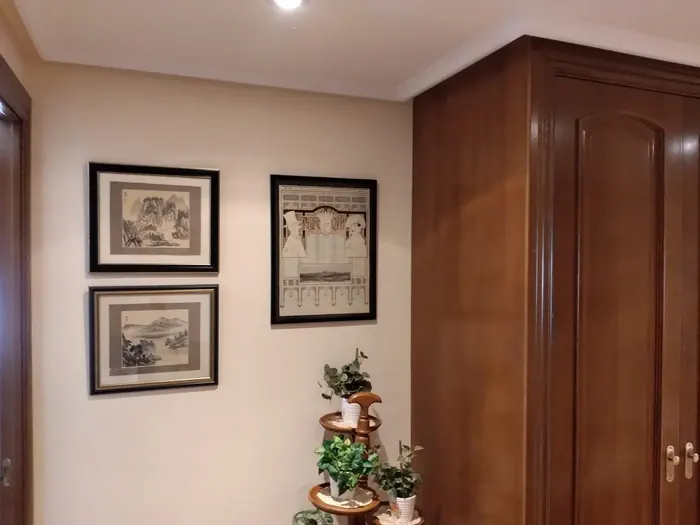 Rincón de vivienda con paredes recién pintadas en beige