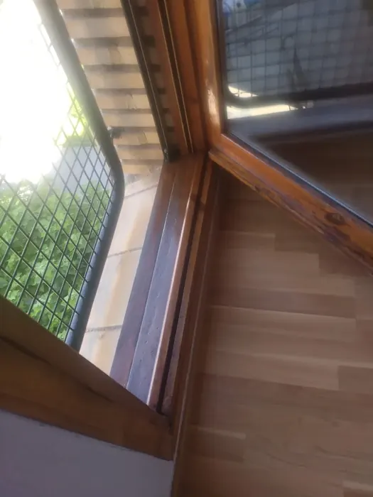Marcos de ventana de madera barnizados vistos desde el interior